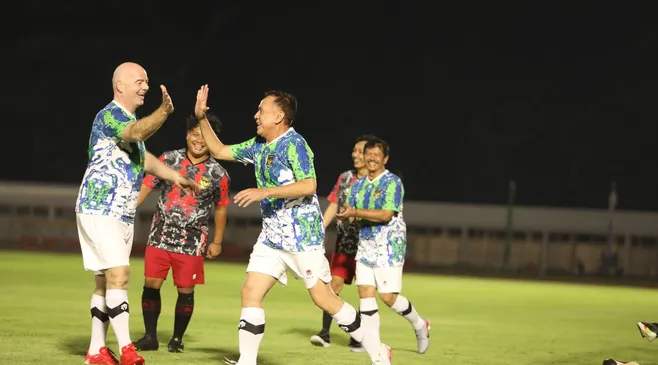 PSSI Unggah Tawa Lepas Iwan Bule dan Presiden FIFA Saat Main Bola Bersama, Netizen Geram